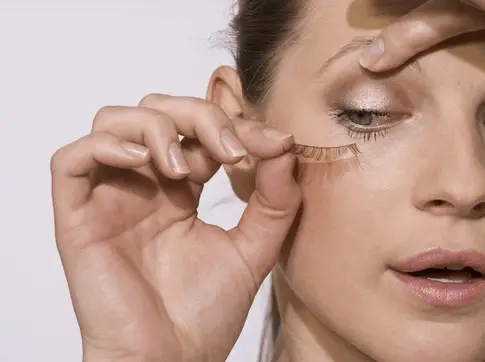 How to put on fake eyelashes without glue