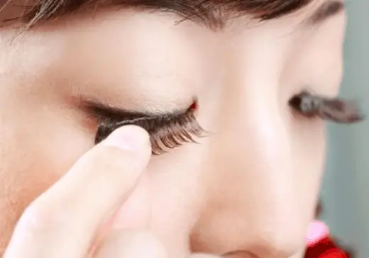 How to but on fake eyelashes for beginers