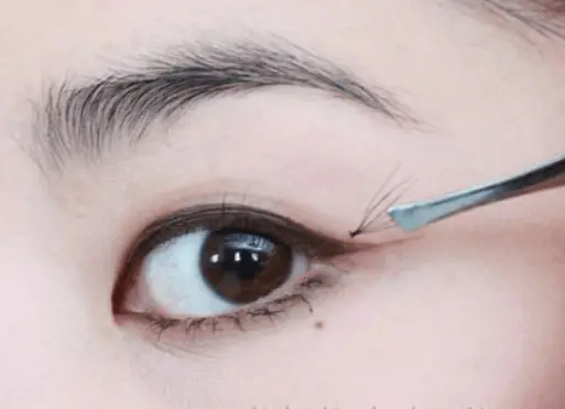 How to put on fake eyelashes